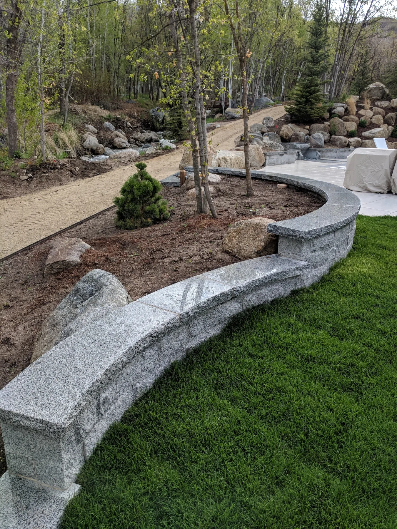 Craft/Hardscape/Walls/Curved Wall With Grass Planters