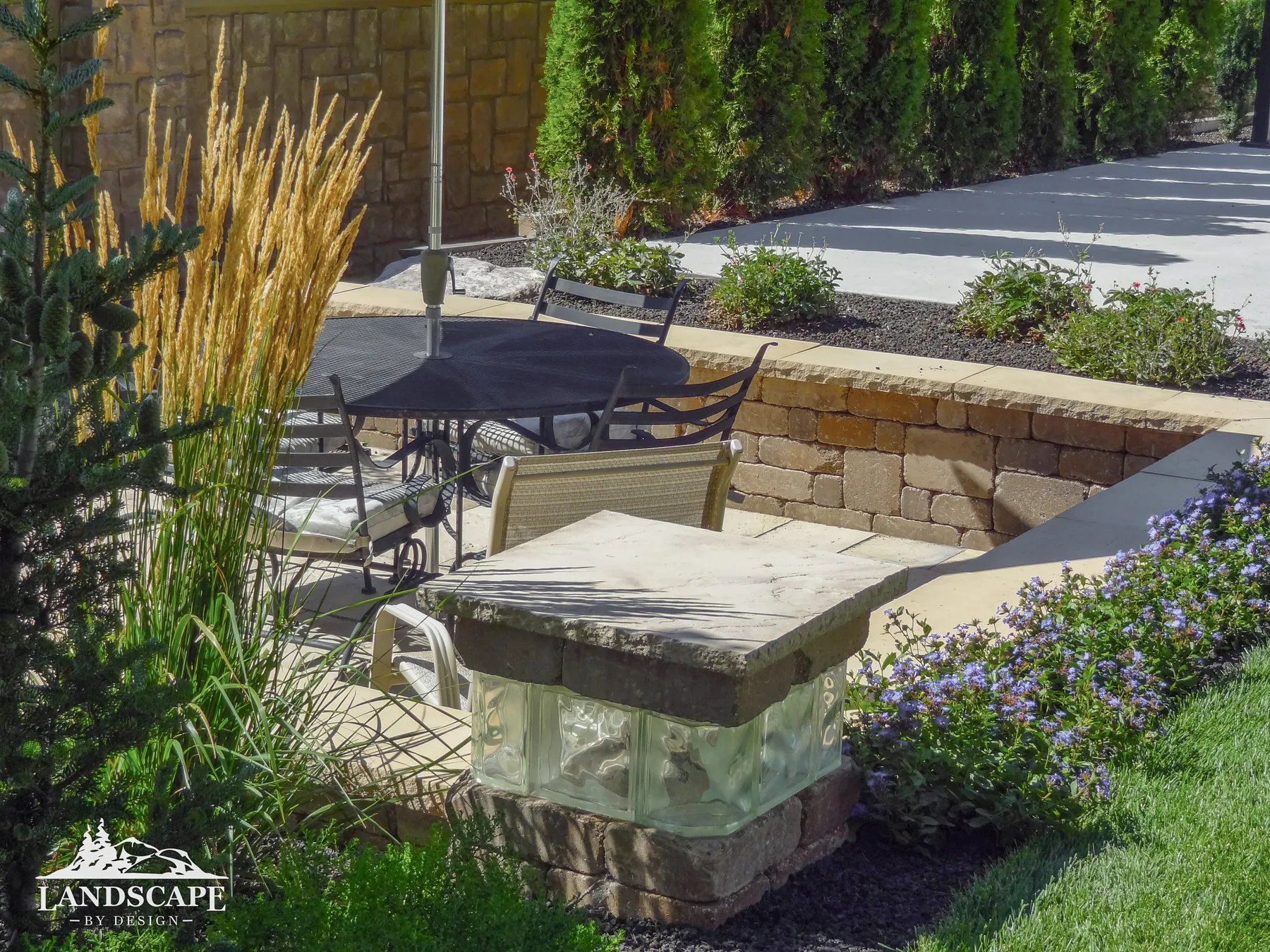 Craft/Hardscape/Walls/Wall With Glass Pillar