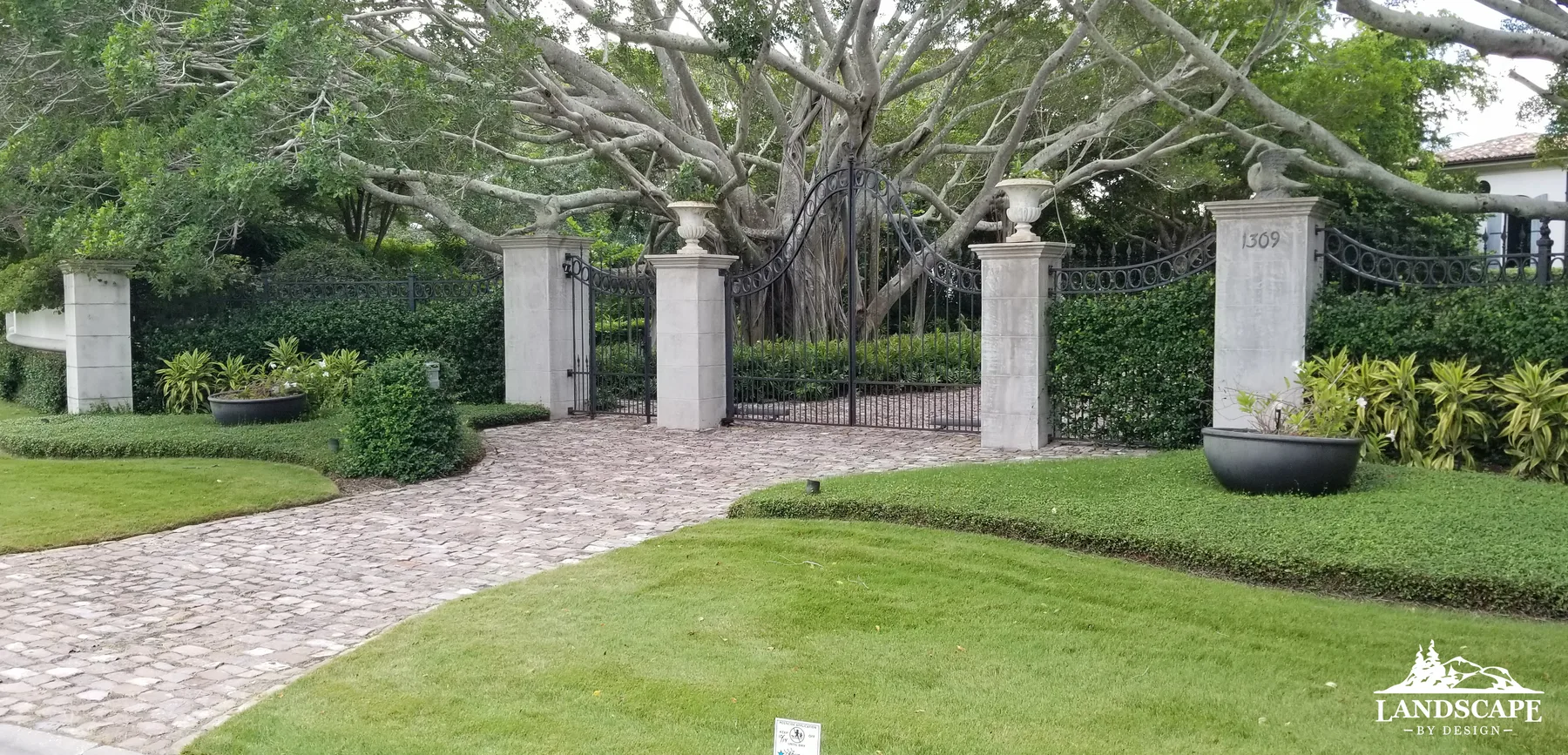 Craft/Structures/Fencing And Gates/Front Gate Metal With Pillars