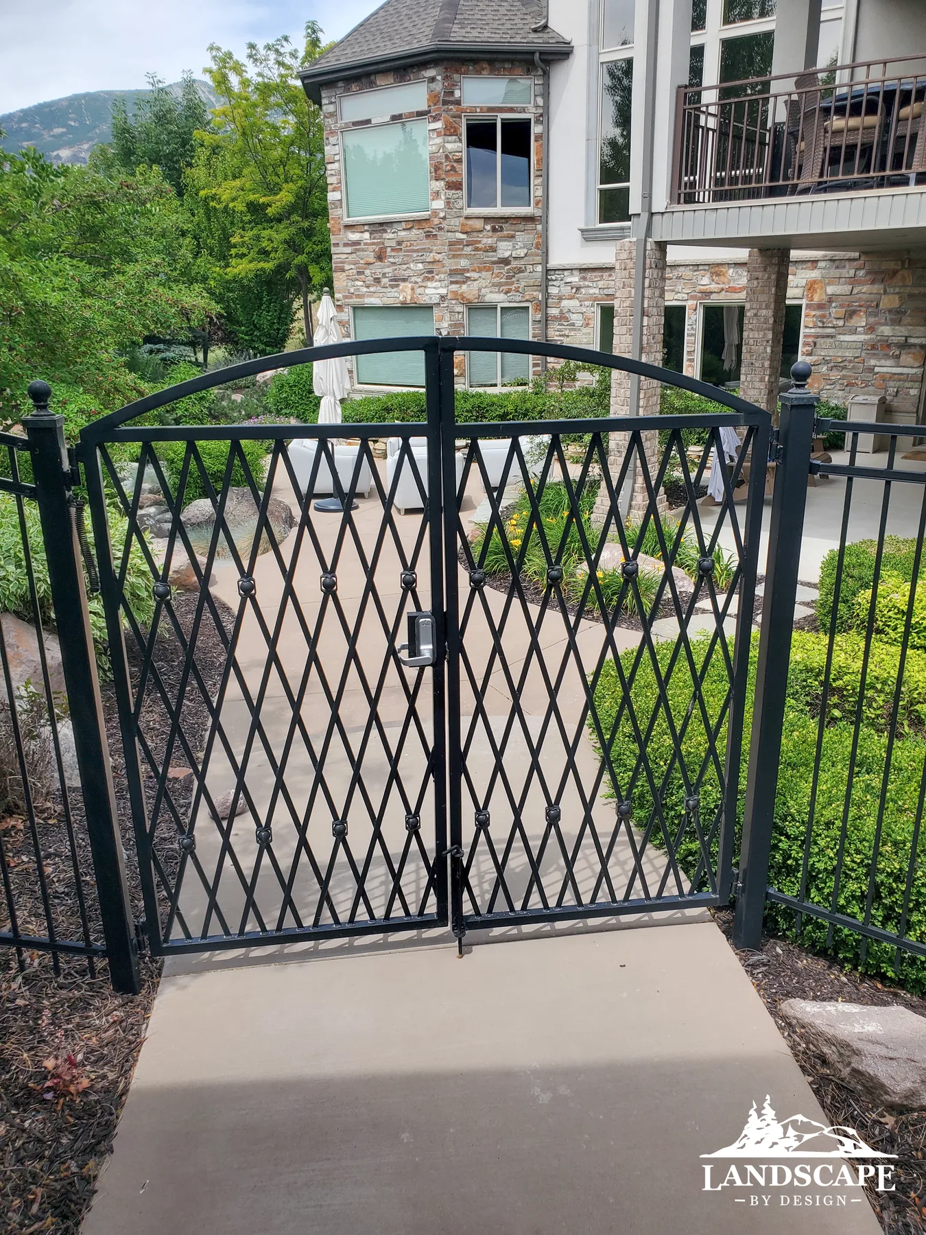 Craft/Structures/Fencing And Gates/Metal Gate Walkway