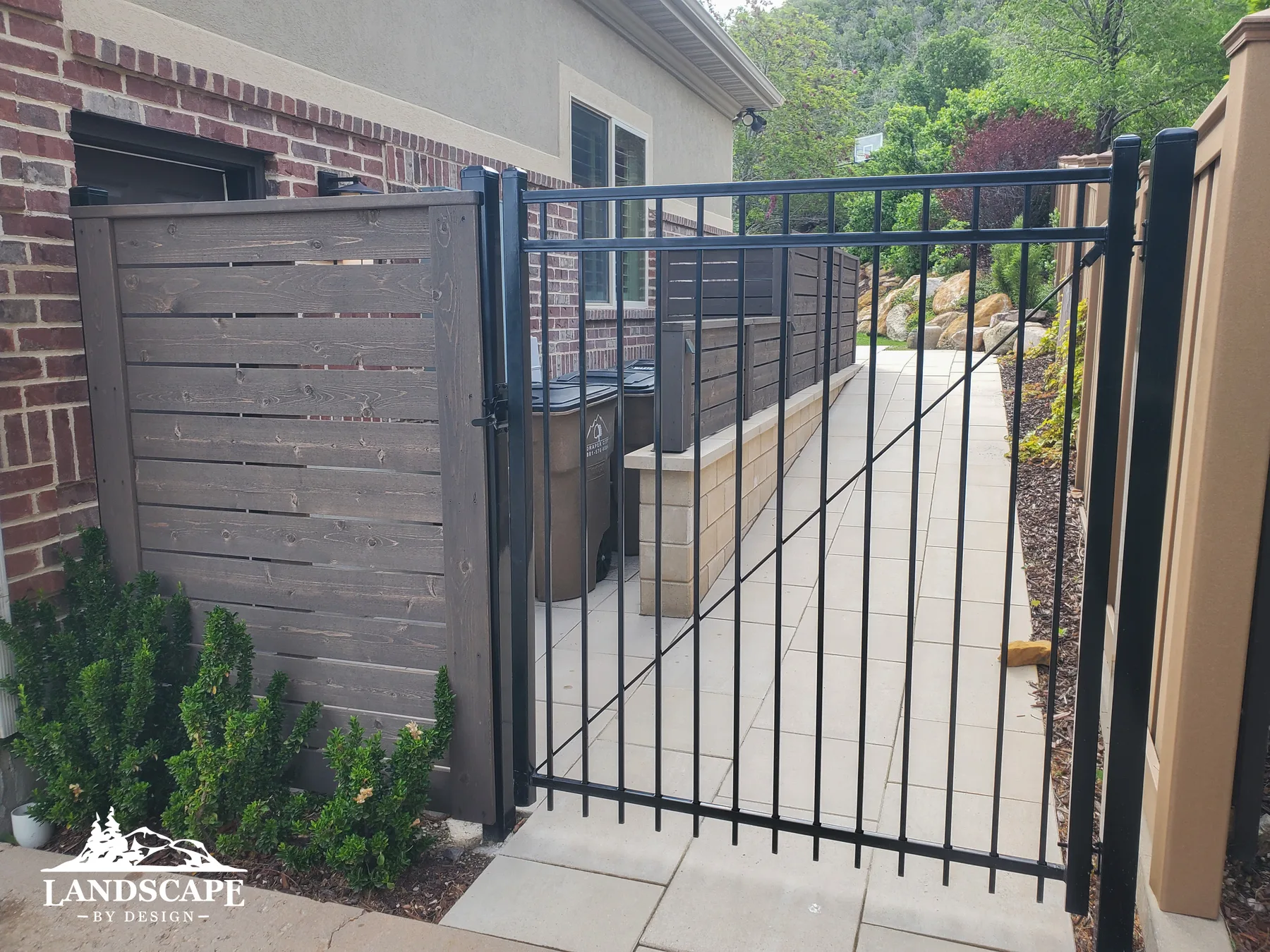 Craft/Structures/Fencing And Gates/Metal Gate Wood Fence